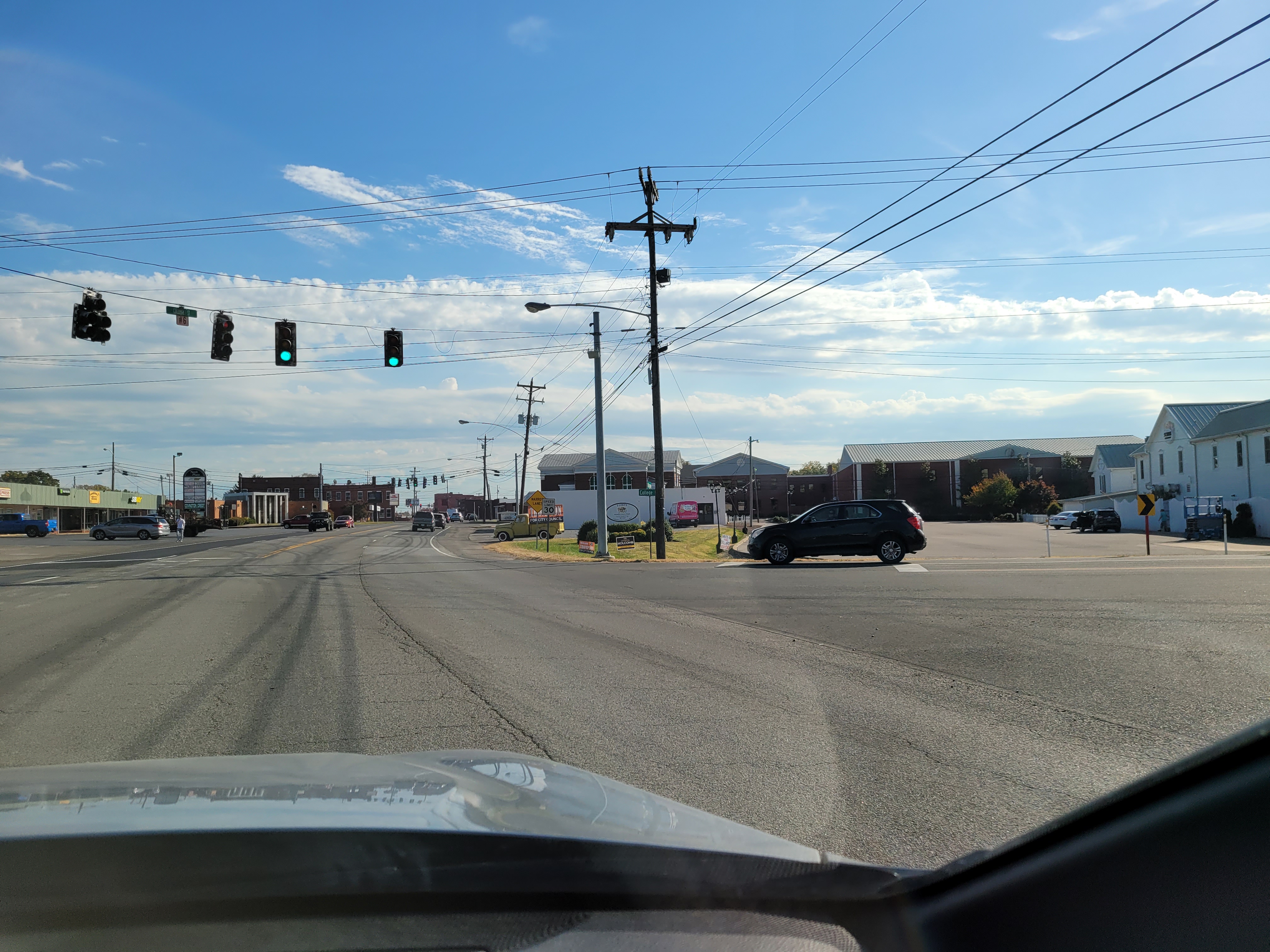 Tennessee SR-109, signalized intersection within city of Portland, at College St, no left-turn bays