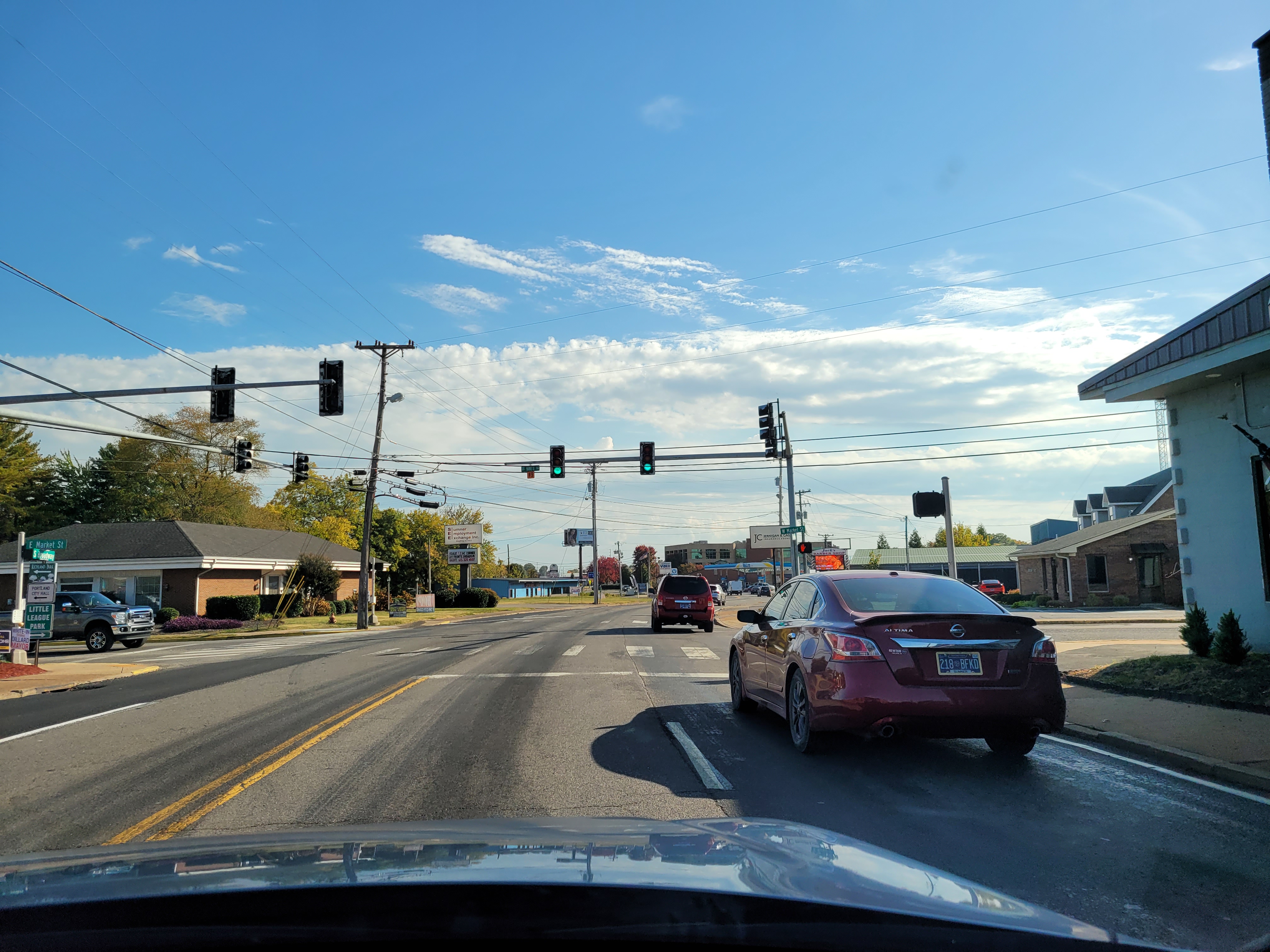Tennessee SR-109, signalized intersection within city of Portland, at Market St, no left-turn bays